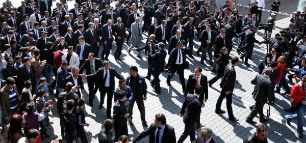 <p>Gül'ün Kent merkezindeki ziyareti sırasında heyetle birlikte cadde yürüyen kalabalık dikkat çekti.</p>