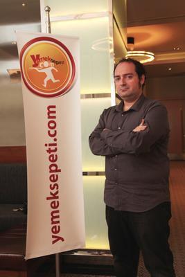 <p><strong>YEMEKSEPETİ'NE İKİNCİ YABANCI ORTAK</strong><br /><br />İnternet üzerinden yemek siparişi almak için 11 yıl önce kurulan yemeksepeti.com, dünyanın en büyük 10 yatırım fonundan biri olan Amerikan General Atlantic 44 milyon dolar karşılığında hisse sattı.</p>
<p>yemeksepeti.com, daha önce de European Founders Fund'u yüzde 20 ortak almıştı.</p>