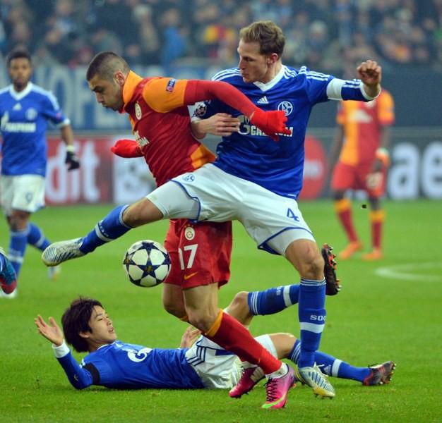 <p>Terim yönetiminde ilk defa gruplardan çıkma başarısı gösteren Galatasaray'ın ikinci turdaki rakibi ise Bundesliga temsilcisi Schalke’ydi. Kadrosundaki önemli eksiklere rağmen grup maçlarını yenilgisiz tamamlayan Schalke karşısında, Arena'da oynanan ilk maçta sayısız gol pozisyonundan yararlanamayan Galatasaray, sahadan 1-1'lik beraberlikle ayrıldı. 90 dakika sonunda tek gol yine Burak'tan gelirken, umutlar ikinci buluşmaya kalmıştı.</p>