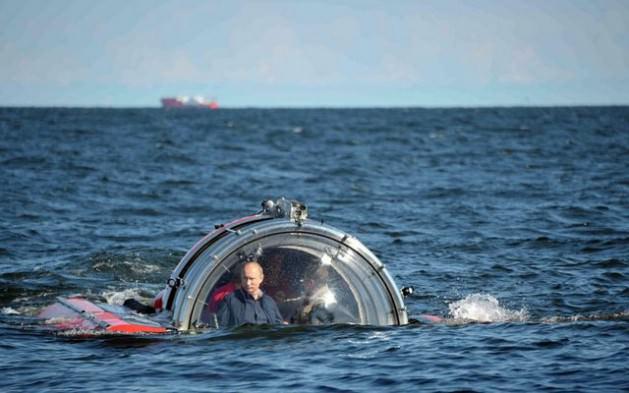 Oleg adlı geminin enkazında arkeologlar incelemelerde bulunuyor. Oleg, St. Petersburg'un 180 kilometre batısında denizin dibinde bulunuyor.