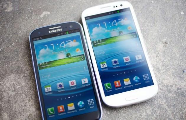 ABD’de 200 dolardan satışa sunulan S III, maalesef ülkemizde çok daha pahalı. Yine de pamuk eller cebe diyerek satın almaktan çekinmeyeceğiz kadar başarılı bir telefon. iPhone’a ne kadar iyi bir rakip olacağı bilinmez ama 1.4 GHz dört çekirdekli Cortex-A9 işlemci (ABD’de Qualcomm 1.5Ghz çift çekirdekli Snapdragon S4 işlemci) kullanan S III, 4.8" 16M Super AMOLED kapasitif dokunmatik ekrana ve 1280x720 ekran çözünürlüğüne sahip. 0,85 cm kalınlığındaki S III, etkileyici görüntü kalitesi ve üstün kamera özelliğiyle beğeni toplamayı başardı. Ses tanıma sistemi S Voice çok iyi değil diyenler olsa da, S III Samsung’un 2012’deki en iyi ürünlerinden biri. 