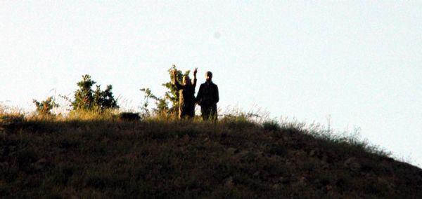 <p>Muş ile Diyarbakır'ın Kulp ilçesi arasında kalan Kozma Dağı eteklerindeki Şenyayla'da düzenlenen şenliklere, henüz çekilmeyen PKK'lılar da katıldı.</p>