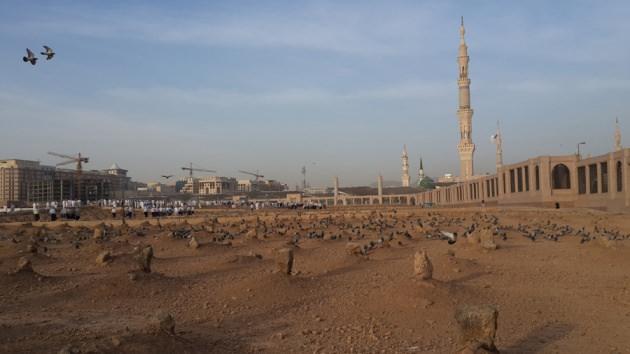 <p>Mescid-i Nebevi'nin doğu tarafında bulunan Baki Mezarlığını ziyaret etmek müstehaptır. Peygamber Efendimizi görme şerefine nail olan, sesini duyan, onunla namaz kılan ve İslâmiyet uğrunda hiçbir fedakârlıktan çekinmeyen on bin civarında sahabe bu mezarlığa defnedilmiştir.</p>
