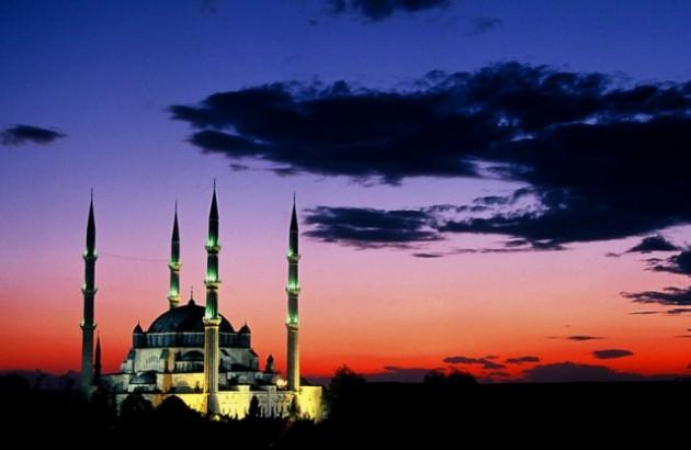<p><strong>Sinanın şaheseri Selimiye</strong><br />
Edirne Selimiye Camii, Mimar Sinanın başyapıtlarindan biri. Aynı zamanda Osmanlı-Türk mimarisinin de doruk noktası. İçeride bulunan çinilerin, hatların, mermerlerin ve işlemelerin hepsi ise ayrı bir sanat eseri.</p>
