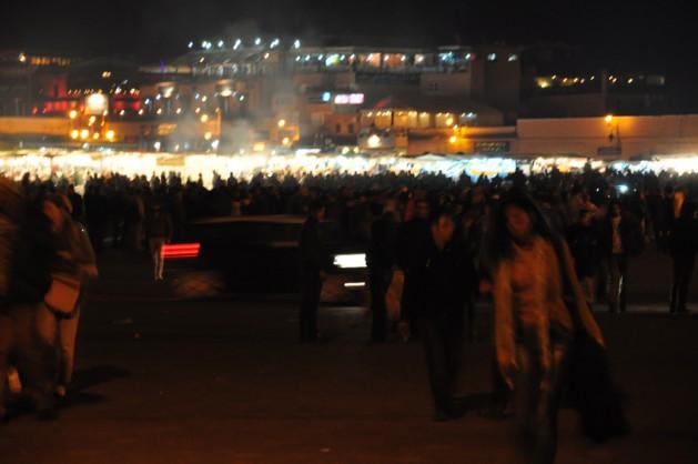 <p>Etrafa yayılan yemek kokuları ve ocaklardan çıkan dumanlar meydanı bir bulut gibi kaplıyor.</p>