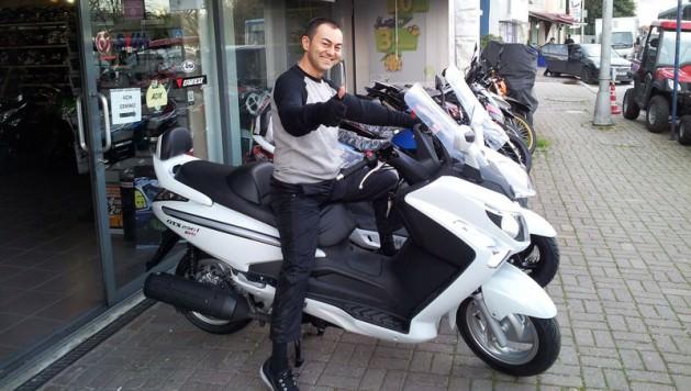 <p><strong>Serdar Ortaç</strong><br /><br />Birçok şarkıcı gibi iş hayatında da başarılı olmak için kolları sıvayan Serdar Ortaç, kalıp atölyesi satın aldı. Gençliğinde babasının torna atölyesinde çalışan sanatçı, 1979'da kurulan ve plastik enjeksiyon alanında faaliyet gösteren 'Sertaç Kalıp Atölyesi'ni satın aldı. Ortaç işiyle ilgili, "Babamın atölyesinde torna tesviyecilik yaptım. Şimdi de bildiğim bir işe atılmak istedim. Ben hem müzik dünyasında hem de ticarette tornacıyım. Tarkan müzik dünyasının ne kadar 'Megastar'ı ise ben de tornacısıyım!" açıklamasında bulunmuştu.</p>