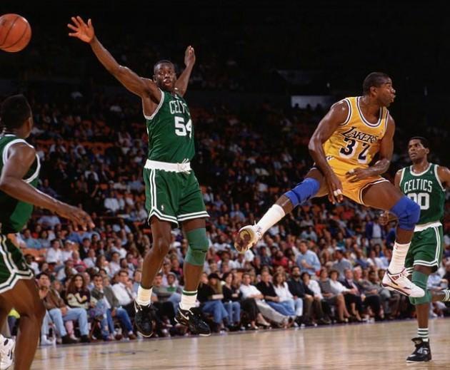 MAGIC JOHNSON   22 Ekim 1991   Lakers guardı Magic Johnson, Boston Celtics ile oynanan maçta muhteşem bir bakmadan pas veriyor.