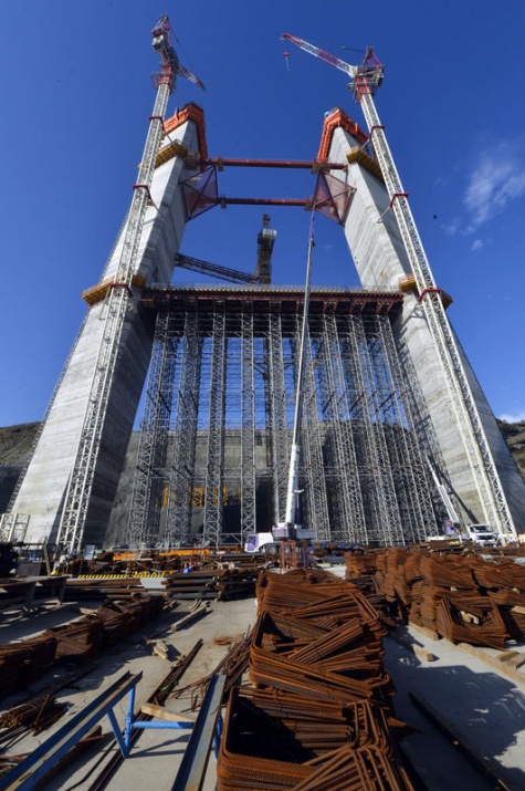 <p>"Her 4 ayağın tamamında çalışmalar var. Her birinde günde ortalama 2-2,5 metre bir beton imalatımız söz konusudur. Bugün geldiğimiz noktada karadan itibaren 155'inci metreye gelmiş durumdayız. Çalışmaların yüzde 50'sini tamamlamış, yani geçmiş durumdayız. Köprümüz bağlantı yollarıyla birlikte 2015 yılında bitirilmesini hedefliyoruz.</p>