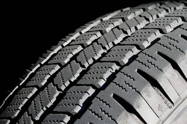 Araba lastiği yapımında kullanılan maddenin icadı, Charles Goodyear’ın sağlam ve kullanışlı bir madde üretmeye çalışırken, lastiğe rastgele kurşun ve sülfür eklemesiyle gerçekleşti.