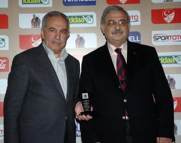 <p>DEVRİM SAĞIROĞLU "Bu adamları transfer edenlere soruyorum: Şu Bescasnih sahada ne iş yapıyor? Bunları göndersinler. Zaten adamın ismini söylemek de zor!"</p>