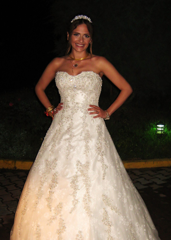 <p>Sinem Öztürk’ün gelinliği ve gelin saçı</p>
