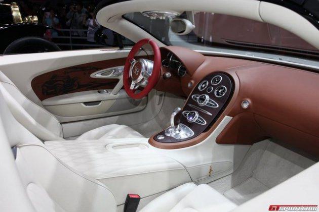 <p>“Black Bess” Vitesse’nin gövdesi, tamamen karbon fiberden imal edildi ve tıpkı tarihi selefi gibi siyaha boyandı.</p>