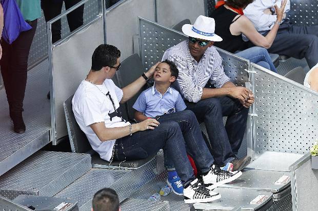 Manken Irina Shayk ile yaşadığı ilişkiyle de gündemde olan Cristiano Ronaldo, oğlu Cristiano Jr ile Madrid Açık Tenis Turnuvası'nda keyifli saatler geçirdi.