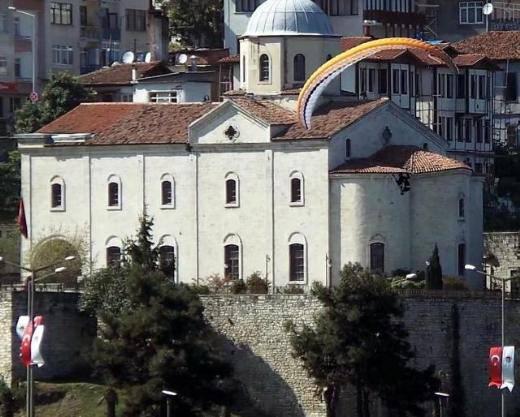 Ordu’ya Tokat’tan arkadaşlarıyla gelen Taner Alp de Boztepe’den atlayarak ters rüzgarın etkisiyle bir süre havada kaldı.