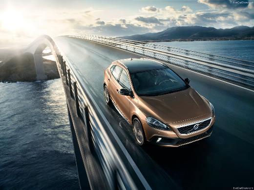<p>Volvo: V40, V40 Cross Country, V40 R-Design 2012 yılında satış rekoru kıran Volvo, 2013’te yeni V40 ailesiyle gövde gösterisi yapacak. S40’ın yerini alan hatchback V40, Şubat’ta showroomlarda sergilenmeye başladı. V40’tan 4 cm daha yüksek olan ve dış görüntüsüyle farklılık yaratan V40 Cross Country ve sportif V40 R-Design de yine Şubat ayında yollara çıktı. Yeni Volvo V40 Türkiye’de 213 beygirlik T5, 180 beygir gücünde T4, 150 beygirlik T3 benzinli ve 115 beygir güç üreten 1.6D D2 dizel motor seçenekleri ile satılacak. Volvo Car Türkiye, 2013’te Cross Country ve R-Design modelleri ile birlikte 1.200 adet V40 satmayı planlıyor. Volvo Car Türkiye, 2013’de yeni Volvo V40, V40 Cross Country ve V40 R-Design modelleriyle birlikte satışlarını yüzde 7.7 artırmayı hedefliyor.</p>