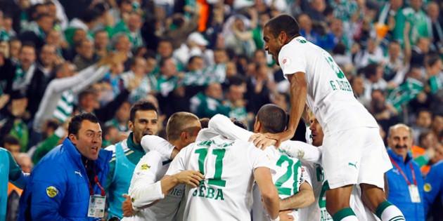 - Spor Toto Süper Final Avrupa Ligi Grubu 6. ve son hafta maçında deplasmanda İstanbul Büyükşehir Belediyespor'u 4-0 yenen Bursaspor, grubu lider tamamladı… Bursaspor, Ziraat Türkiye Kupası finalinde, Süper Lig'i ilk 2 sırada bitirmeyi garantileyen Fenerbahçe ile karşılaşacağı için, statü gereği, Süper Final Şampiyonluk Grubu'nu 4. sırada bitiren Beşiktaş, Avrupa Ligi Grubu birincisiyle baraj maçı oynamadan, yeni sezonda UEFA Avrupa Ligi'ne gitme hakkını kazandı.