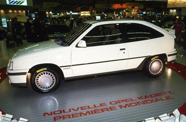 <p>1984 yılındaki fuarda Opel, Escort RS Turbo'ya Astra GSI ile kafa tutmuştu. Otomobillere yönelik ilgi patlama yaparken Salon de l'Automobile’in (fuarın 1988’e kadarki ismi) de şöhreti giderek arttı ve fuar 1901’de daha uygun bir mekâna taşındı: Grand Palais.</p>