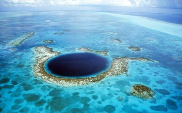 <p>Büyük Mavi Delik, Belize 300 metre genişliğinde ve 123 metre derinliğinde oluşmuş dev bir su altı çukuru.</p>