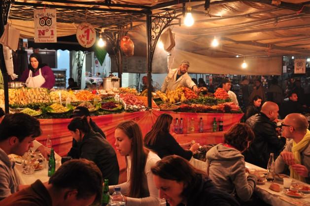 <p>Sağımız ve solumuz Fas mutfağının hemen her çeşidiyle dolu. Çok kısa sürede hazırlanan menüler, tahta masa ve sandalyelerde servis ediliyor buraya gelen yerli ve yabancı turistler karınlarını doyuruyor.</p>