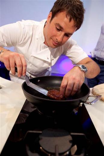 <p>Bilim dünyasının günler öncesinden beklediği basın toplantısı dün yapıldı ve İngiliz şef Richard McGeown "kök burger"ı pişirdi.</p>