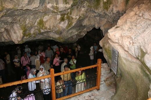 Ashab-i Kehf ziyareti: Kur'an-i Kerim'in Kehf Suresi'nde geçen "Yedi uyuyanlar mağarası" her yıl ziyaretçi akınına uğruyor. Birçok Kur'an meal ve tefsirinde, Ashab-i Kehf mağarasının Tarsus'ta olduğu belirtiliyor. 