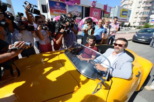 Antalya yollarında ilk elektirikli spor otomobili tanıtıldı...