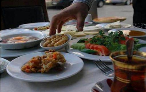 <p>'Kahvaltı' sözcüğünün 'kahve altı veya kahve öncesi' anlamına geldiğini bilip kahvaltıdan sonra asla kahve içmiyorsanız</p>