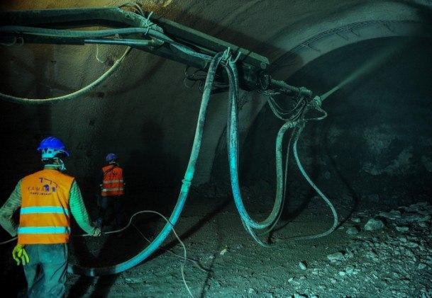 <p>Türkiye’de araç trafiğinin en yoğun olduğu akslardan olan İzmir İstanbul arasındaki karayolunun en zor bölümü olan Sabuncubeli Geçidi’nden emniyetli ve hızlı geçişin sağlanması amacıyla başlatılan tünel projesinde Manisa çıkışında da çalışmalar başladı. Tünelin 2016 yılı başında trafiğe açılması planlanıyor</p>