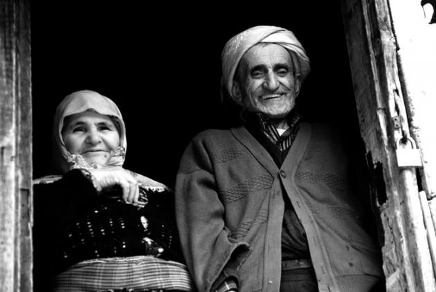 <p>Asi olmamak, karşı gelmemek. Hadis-i şeriflerde buyuruldu ki:<br /><strong>Ana-babaya karşı gelmek büyük günahtır. [Buhari] </strong></p>