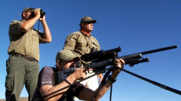 Savaş uçaklarındaki teknolojiden esinlenerek, "nişan alma" özelliğine sahip bir tüfek geliştirdiğini dile getiren Schauble, yüksek teknolojili "XS1" tüfeğiyle 1100 metre menzilindeki bir hedefin vurulabileceğini söyledi. 