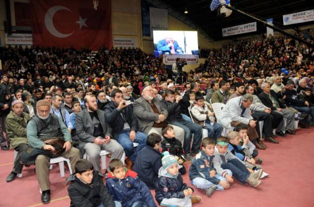 Anadolu Gençlik Derneği, yılbaşı kutlamalarına alternatif olarak 'Mekke'nin Fethi ve Kuran Ziyafeti' adlı etkinlikler düzenledi. Ülke genelinde 200'ü aşkın yerde yapılan fetih şölenine katılımlar yüksek oldu.