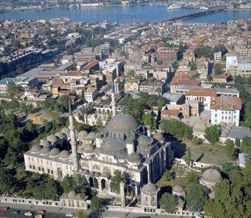 Bir Mimar Sinan eseri olan Şehzadebaşı Cami´nin 1990´li yıllarda devam eden restorasyonunu yapan firma yetkililerinden bir inşaat mühendisi, caminin restorasyonu sırasında yaşadıklarını anlatıyor. 'Bu kemeri oluşturan taşların ömrü yaklaşık 400 senedir. Bu müddet zarfında bu taşlar çürümüş olacağından siz bu kemeri yenilemek isteyeceksiniz