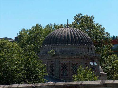 Bir Mimar Sinan eseri olan Şehzadebaşı Cami´nin 1990´li yıllarda devam eden restorasyonunu yapan firma yetkililerinden bir inşaat mühendisi, caminin restorasyonu sırasında yaşadıklarını anlatıyor.  Büyük bir ihtimalle yapı teknikleri de değişeceğinden bu kemeri nasıl yeniden inşaa edeceğinizi bilemeyeceksiniz.