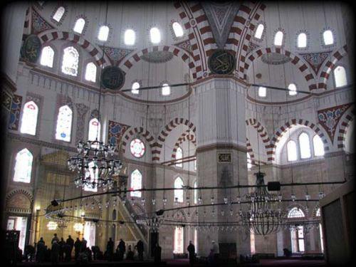Bir Mimar Sinan eseri olan Şehzadebaşı Cami´nin 1990´li yıllarda devam eden restorasyonunu yapan firma yetkililerinden bir inşaat mühendisi, caminin restorasyonu sırasında yaşadıklarını anlatıyor.  İşte bu mektubu ben size, bu kemeri nasıl inşa edeceğinizi anlatmak için yazıyorum.'