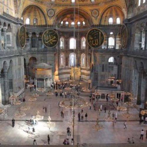 Bir Mimar Sinan eseri olan Şehzadebaşı Cami´nin 1990´li yıllarda devam eden restorasyonunu yapan firma yetkililerinden bir inşaat mühendisi, caminin restorasyonu sırasında yaşadıklarını anlatıyor. Koca Sinan mektubunda böyle başladıktan sonra o kemeri inşa ettikleri taşları Anadolu´nun neresinden getirttiklerini söyleyerek izahlarına devam ediyor