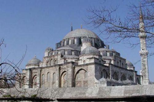 Bir Mimar Sinan eseri olan Şehzadebaşı Cami´nin 1990´li yıllarda devam eden restorasyonunu yapan firma yetkililerinden bir inşaat mühendisi, caminin restorasyonu sırasında yaşadıklarını anlatıyor.  Ve ayrıntılı bir biçimde kemerin inşasını anlatıyordu.