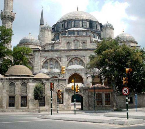 Bir Mimar Sinan eseri olan Şehzadebaşı Cami´nin 1990´li yıllarda devam eden restorasyonunu yapan firma yetkililerinden bir inşaat mühendisi, caminin restorasyonu sırasında yaşadıklarını anlatıyor. Restorasyon programında bu kemerlerin yenilenmesi de yer alıyordu.