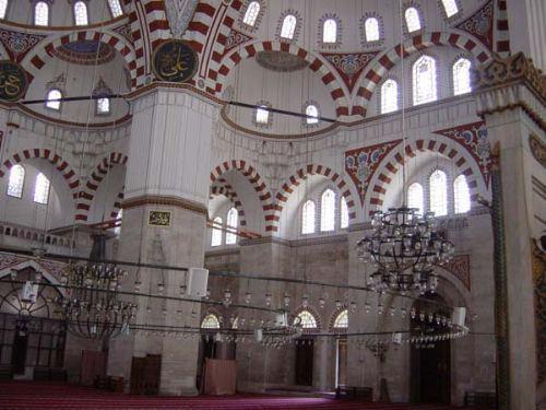 Bir Mimar Sinan eseri olan Şehzadebaşı Cami´nin 1990´li yıllarda devam eden restorasyonunu yapan firma yetkililerinden bir inşaat mühendisi, caminin restorasyonu sırasında yaşadıklarını anlatıyor. Biz inşaat fakültesinde teorik olarak kemerlerin nasıl inşaat edildiğini öğrenmiştik fakat taş kemer inşaası ile ilgili pratiğimiz yoktu.