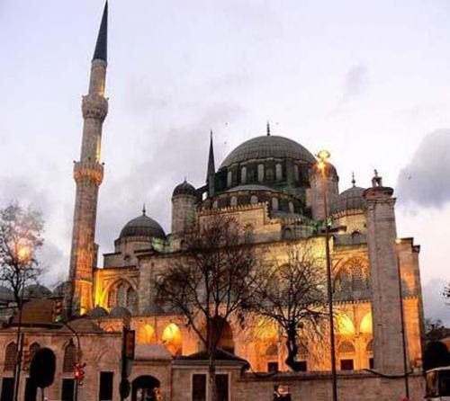 Bir Mimar Sinan eseri olan Şehzadebaşı Cami´nin 1990´li yıllarda devam eden restorasyonunu yapan firma yetkililerinden bir inşaat mühendisi, caminin restorasyonu sırasında yaşadıklarını anlatıyor. Kemerleri nasıl restore edeceğimiz konusunda ustalarla toplantı yaptık. Sonuç olarak kemeri alttan yalayan bir tahta kalıp çakacaktık.