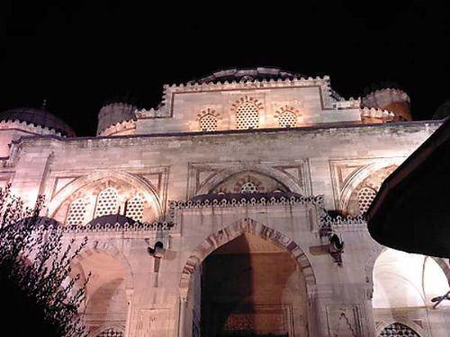 Bir Mimar Sinan eseri olan Şehzadebaşı Cami´nin 1990´li yıllarda devam eden restorasyonunu yapan firma yetkililerinden bir inşaat mühendisi, caminin restorasyonu sırasında yaşadıklarını anlatıyor. ŞİŞEDEN ÇIKAN MEKTUP: