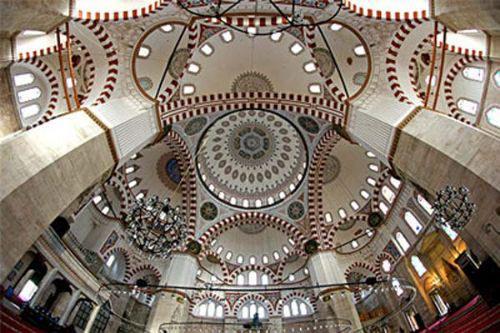 Bir Mimar Sinan eseri olan Şehzadebaşı Cami´nin 1990´li yıllarda devam eden restorasyonunu yapan firma yetkililerinden bir inşaat mühendisi, caminin restorasyonu sırasında yaşadıklarını anlatıyor. Şişenin içinde dürülmüş beyaz bir kâğıt vardı. Şişeyi açıp kâğıda baktık. Osmanlıca bir şeyler yazıyordu. Hemen bir uzman bulup okuttuk.