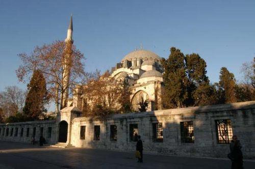 Bir Mimar Sinan eseri olan Şehzadebaşı Cami´nin 1990´li yıllarda devam eden restorasyonunu yapan firma yetkililerinden bir inşaat mühendisi, caminin restorasyonu sırasında yaşadıklarını anlatıyor.  Bu mektup bir inşanın, yaptığı işin kalıcı olması için gösterebileceği çabanın insanüstü bir örneğidir.