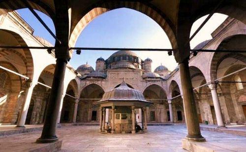 Bir Mimar Sinan eseri olan Şehzadebaşı Cami´nin 1990´li yıllarda devam eden restorasyonunu yapan firma yetkililerinden bir inşaat mühendisi, caminin restorasyonu sırasında yaşadıklarını anlatıyor.  Ancak erişilmesi gerçekten zor olan bu bilgilerden çok daha muhteşem olan 400 sene sonraya çözüm üreten sorumluluk duygusudur.