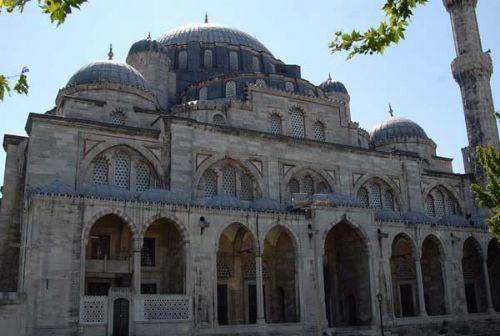 Bir Mimar Sinan eseri olan Şehzadebaşı Cami´nin 1990´li yıllarda devam eden restorasyonunu yapan firma yetkililerinden bir inşaat mühendisi, caminin restorasyonu sırasında yaşadıklarını anlatıyor. Şüphesiz bu yüksek bilgiler de o koca mimarin erişilmez özelliklerindendir.