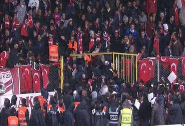 Bütün tribün bir anda saha kenarına inerek diğer tribüne geçiş yaptılar. Seyircilerin neden karşı tribüne geçtiği hakkında bir bilgi verilmedi.