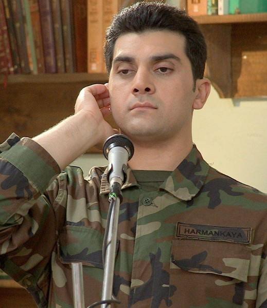 <p><strong>Bayhan</strong><br /><br />2003 yılında düzenlenen Popstar yarışmasıyla ünlenen Bayhan Gürhan iki albümden sonra ilk işi olan çiğköfteciliği de unutmadı. Şimdilerde STV'nin Kendimize Doğru dizisinde oynayan şarkıcının şirin dükkanı Ortaköy'de B.Ç adı altında çiğköfte severlere hizmet veriyor.</p>