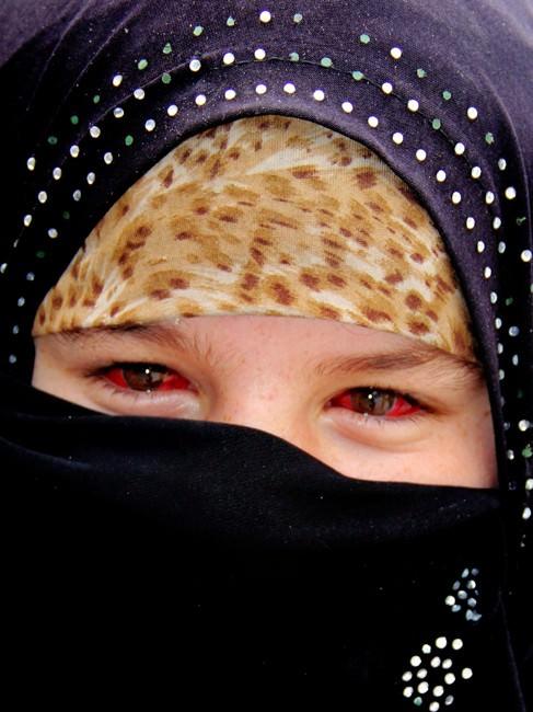 ALEV HAMİTOĞULLARI Suriye'deki savaşın kanlı yüzü, annesini kaybeden 10 yaşındaki Gedira'nın gözlerine yansıdı. Küçük kız saldırılarda annesini ve akrabalarını kaybetmişti.