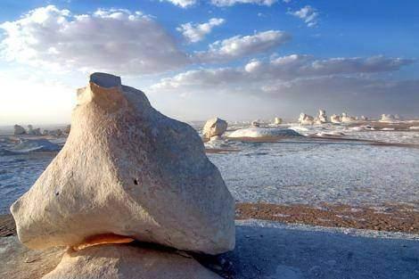 <p>Kara Kaya Çölü, ABD Kara Kaya Çölü, ABD’nin Nevada eyaletinde bulunan kurumuş bir göl yatağı. 2600 km genişliğindeki çöl, dünyanın en düz zeminli bölgelerinden biri. Çöl farklı renklerdeki sıcak su kaynaklarının yanı sıra, kurumuş taş yapılar bulunması, çöle oldukça mistik bir atmosfer veriyor.</p>