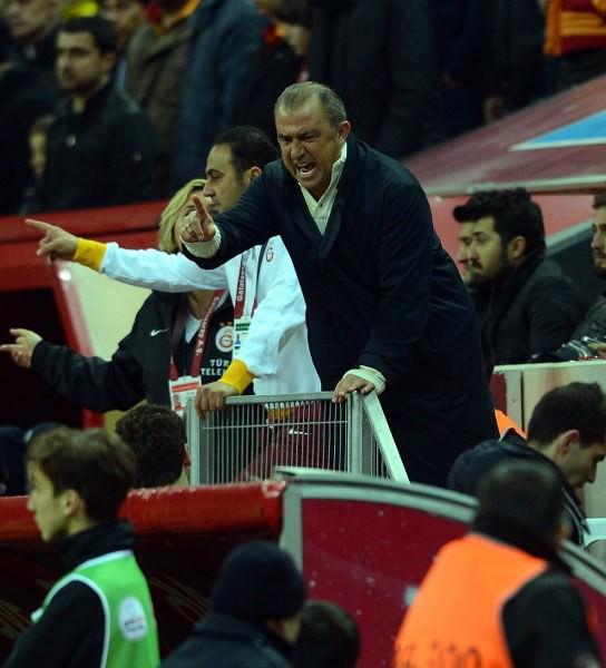 <p>Avrupa dönüşü Galatasaray'ı ligde düşme potasından uzaklaşmak isteyen Orduspor maçıyla birlikte, zorlu Eskişehirspor sınavı bekliyordu. Orduspor ile Türk Telekom Arena'da sezonun kırılma maçlarından biri oynandı. Son şampiyon, seyircisi önünde 2-0 geriye düşerken, devre arasında Teknik Direktör Fatih Terim, karşılaşmanın hakemi Serkan Çınar'la girdiği diyalogdan dolayı tribüne gönderildi.</p>