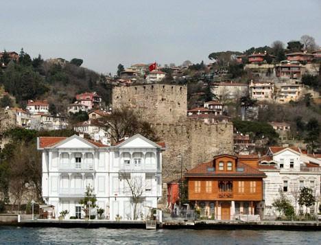 Ali Aytemiz Kanlıca’da Selasun Yalısı ve Çengelköy’de isimsiz bir yalının sahibi.